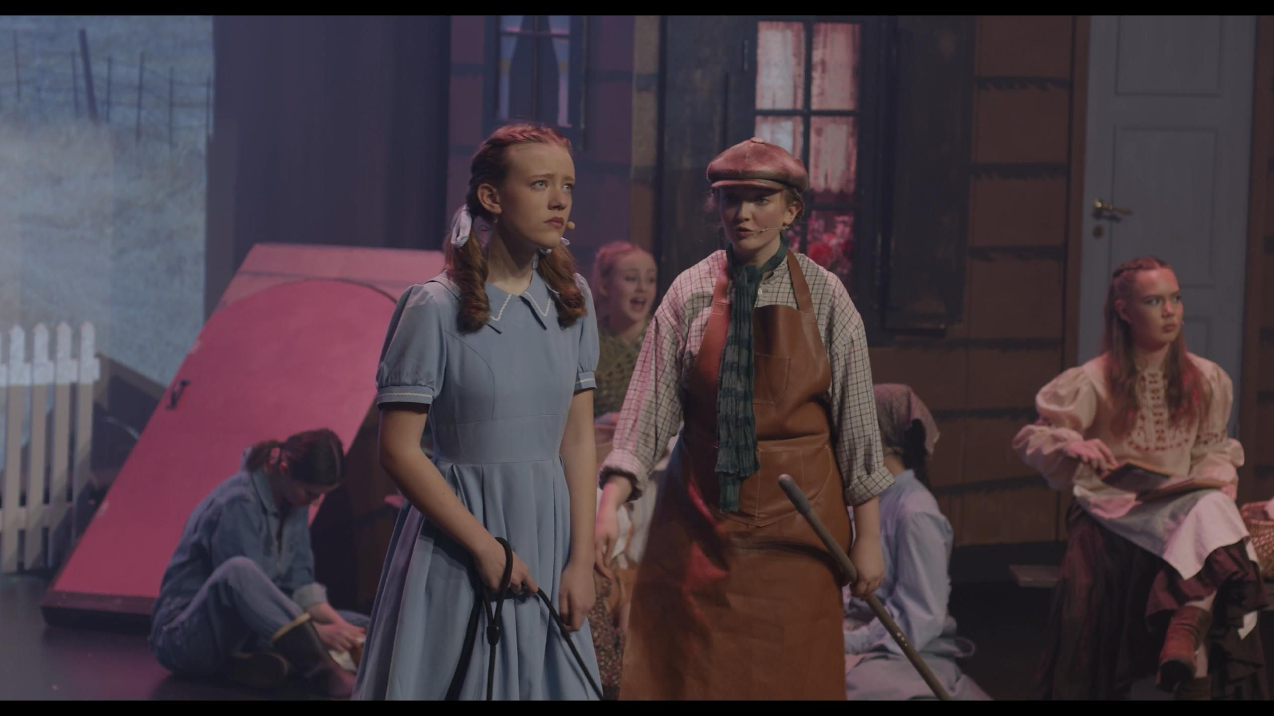 Dorothy på scene med andre i kostyme