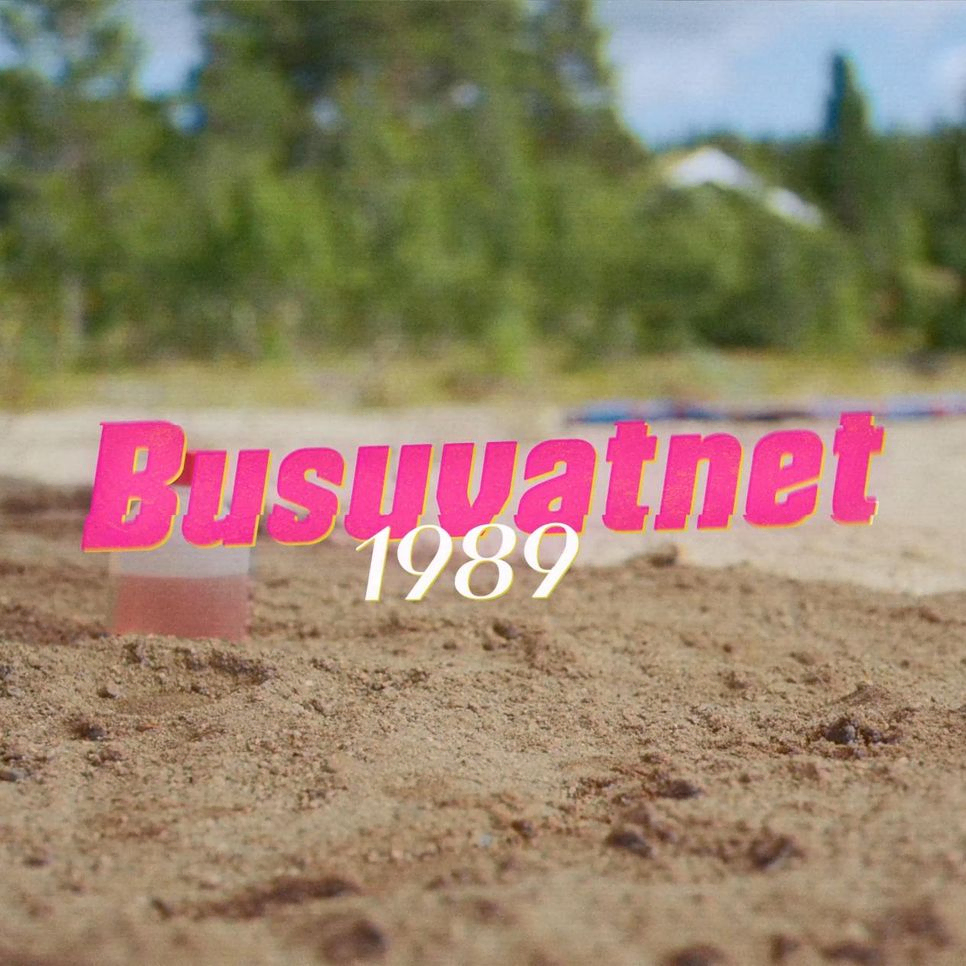 Tittelen "Busuvatnet 1989" på stillbilde av strand