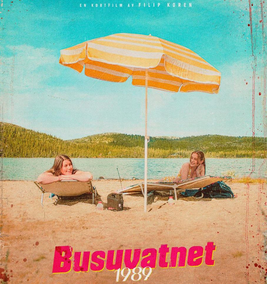 To jenter ligger på solseng på strand med parasoll mellom seg. Under står teksten "Busuvatnet 1989" i stor rosa tekst. Plakat
